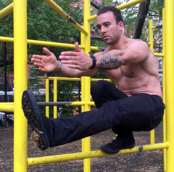 Angelo Grinceri Pistol Squat On Bar