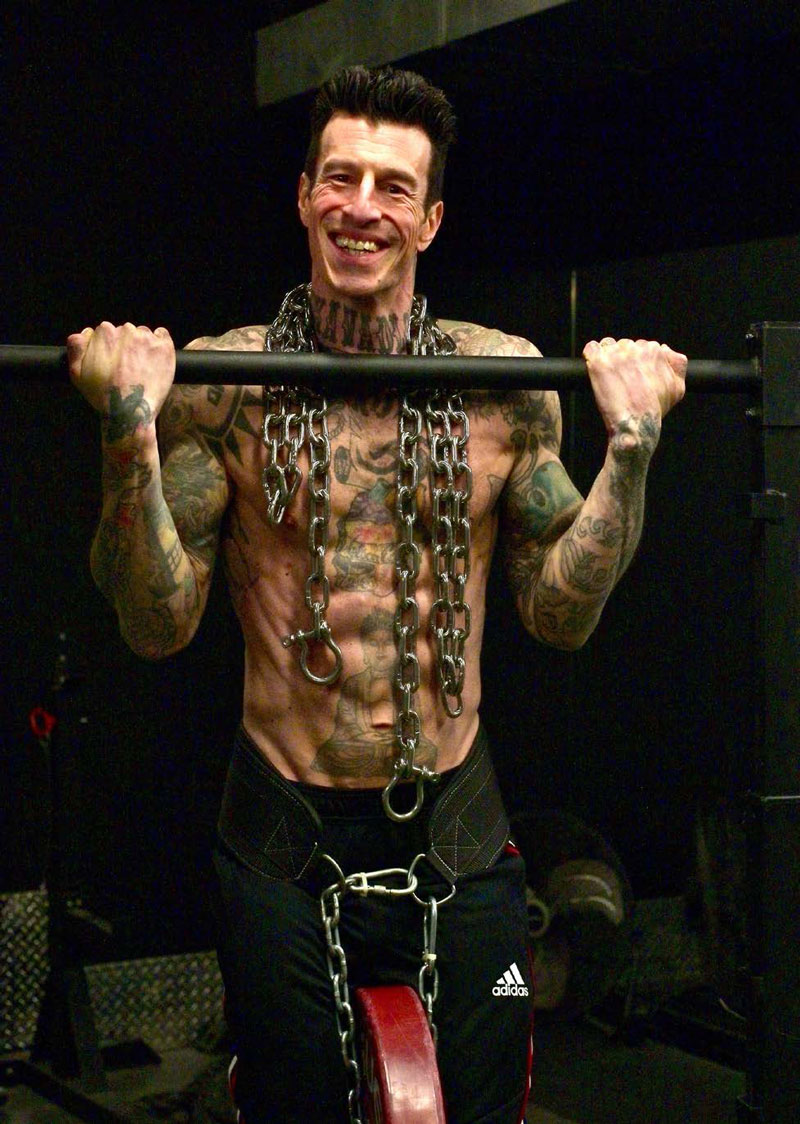 Danny Kavadlo author of Hybrid Strength Training performing weighted pullups