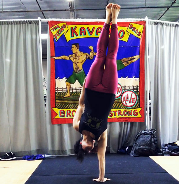 Jackie Wu One Hand Freestanding Handstand