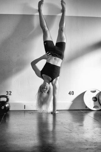 Malin Kirjonen One Arm Handstand