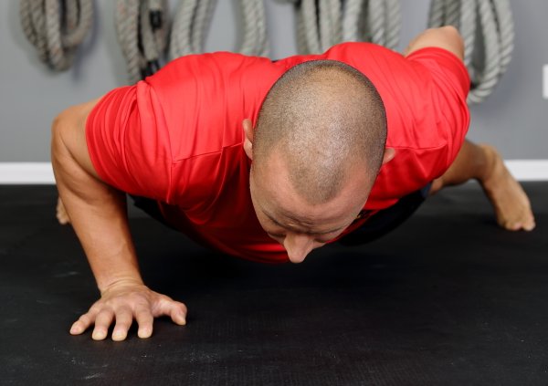 Matt Begansky Performs a 1 Arm Push-up